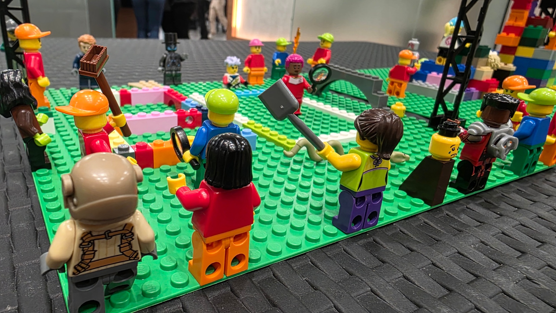 Cenário coletivo em LEGO com minifigs explorando soluções em conjunto
